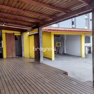 Casa com 169m², 3 quartos (sendo 1 suíte), 2 garagens, no bairro Capoeiras em Florianópolis