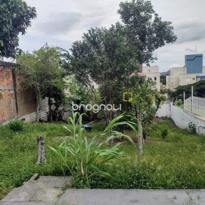 Casa com 169m², 3 quartos (sendo 1 suíte), 2 garagens, no bairro Capoeiras em Florianópolis