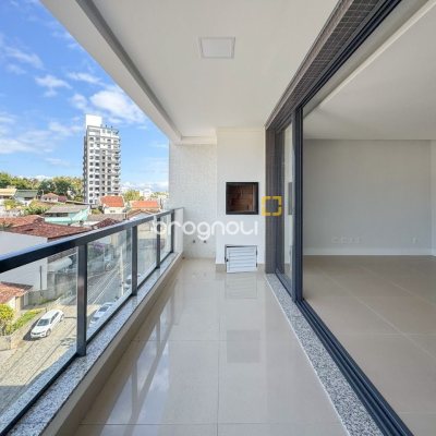 Apartamento com 123m², 3 quartos (sendo 2 suítes), 2 garagens, no bairro Beira Mar Norte em Florianópolis