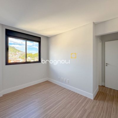 Apartamento com 123m², 3 quartos (sendo 2 suítes), 2 garagens, no bairro Beira Mar Norte em Florianópolis