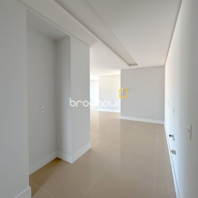 Apartamento com 123m², 3 quartos (sendo 2 suítes), 2 garagens, no bairro Beira Mar Norte em Florianópolis