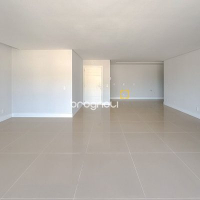 Apartamento com 123m², 3 quartos (sendo 2 suítes), 2 garagens, no bairro Beira Mar Norte em Florianópolis