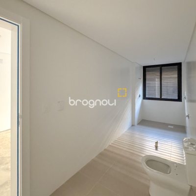 Apartamento com 210m², 4 quartos (sendo 4 suítes), 2 garagens, no bairro Jurerê em Florianópolis