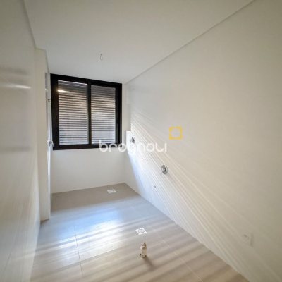 Apartamento com 210m², 4 quartos (sendo 4 suítes), 2 garagens, no bairro Jurerê em Florianópolis