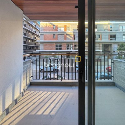 Apartamento com 210m², 4 quartos (sendo 4 suítes), 2 garagens, no bairro Jurerê em Florianópolis