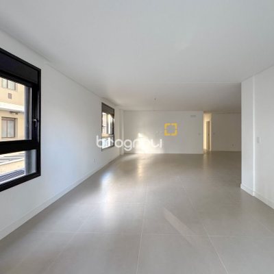 Apartamento com 210m², 4 quartos (sendo 4 suítes), 2 garagens, no bairro Jurerê em Florianópolis