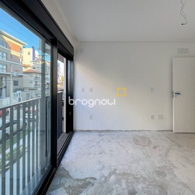 Apartamento com 210m², 4 quartos (sendo 4 suítes), 2 garagens, no bairro Jurerê em Florianópolis