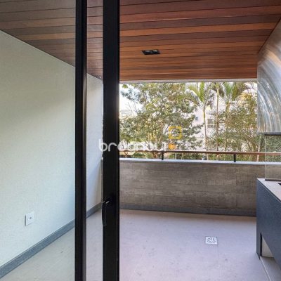 Apartamento com 210m², 4 quartos (sendo 4 suítes), 2 garagens, no bairro Jurerê em Florianópolis