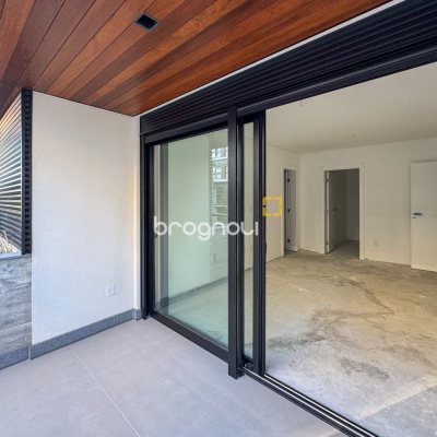 Apartamento com 210m², 4 quartos (sendo 4 suítes), 2 garagens, no bairro Jurerê em Florianópolis