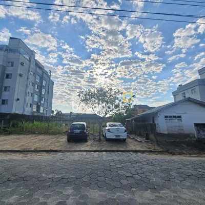 Terreno com 1203m², no bairro Rio Grande em Palhoça