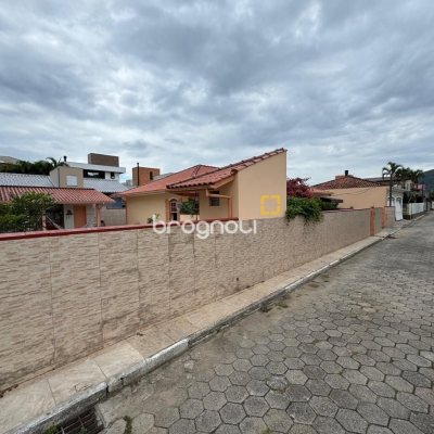 Casa com 235m², 3 quartos (sendo 1 suíte), 2 garagens, no bairro Rio Tavares em Florianópolis