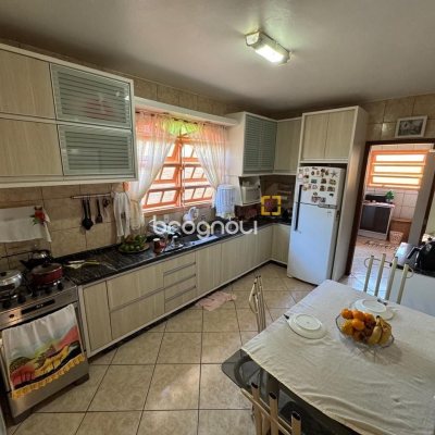 Casa com 235m², 3 quartos (sendo 1 suíte), 2 garagens, no bairro Rio Tavares em Florianópolis