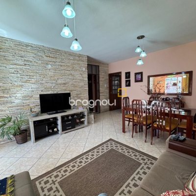 Casa com 235m², 3 quartos (sendo 1 suíte), 2 garagens, no bairro Rio Tavares em Florianópolis