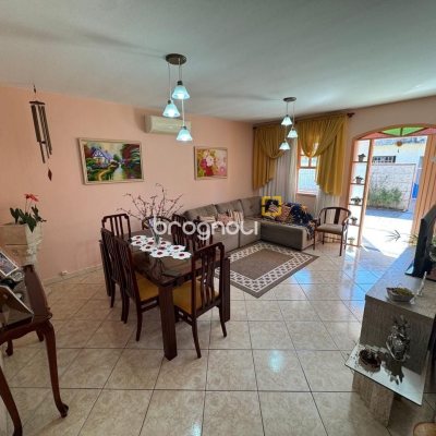 Casa com 235m², 3 quartos (sendo 1 suíte), 2 garagens, no bairro Rio Tavares em Florianópolis