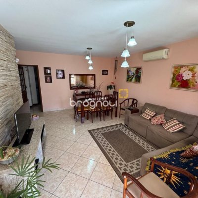 Casa com 235m², 3 quartos (sendo 1 suíte), 2 garagens, no bairro Rio Tavares em Florianópolis