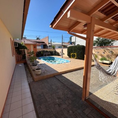 Casa com 235m², 3 quartos (sendo 1 suíte), 2 garagens, no bairro Rio Tavares em Florianópolis