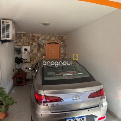 Casa com 235m², 3 quartos (sendo 1 suíte), 2 garagens, no bairro Rio Tavares em Florianópolis