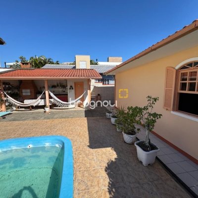 Casa com 235m², 3 quartos (sendo 1 suíte), 2 garagens, no bairro Rio Tavares em Florianópolis
