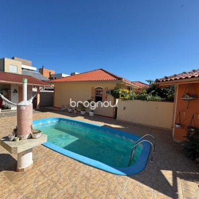 Casa com 235m², 3 quartos (sendo 1 suíte), 2 garagens, no bairro Rio Tavares em Florianópolis