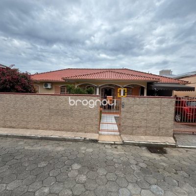 Casa com 235m², 3 quartos (sendo 1 suíte), 2 garagens, no bairro Rio Tavares em Florianópolis