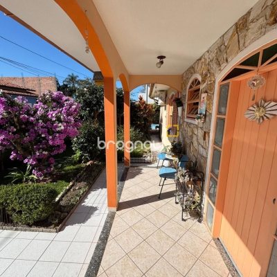 Casa com 235m², 3 quartos (sendo 1 suíte), 2 garagens, no bairro Rio Tavares em Florianópolis