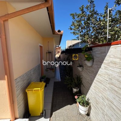 Casa com 235m², 3 quartos (sendo 1 suíte), 2 garagens, no bairro Rio Tavares em Florianópolis