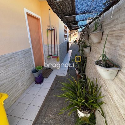 Casa com 235m², 3 quartos (sendo 1 suíte), 2 garagens, no bairro Rio Tavares em Florianópolis