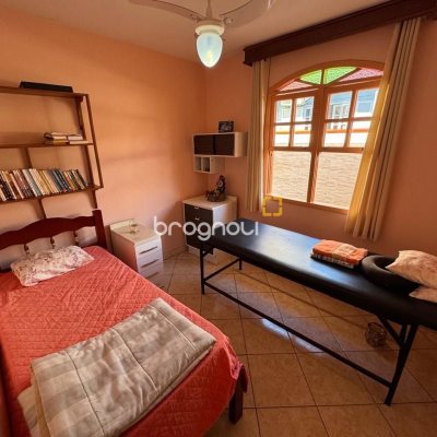 Casa com 235m², 3 quartos (sendo 1 suíte), 2 garagens, no bairro Rio Tavares em Florianópolis