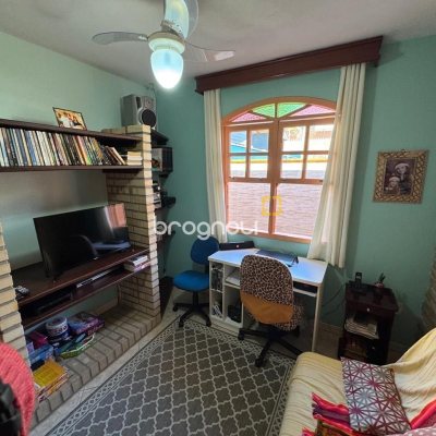 Casa com 235m², 3 quartos (sendo 1 suíte), 2 garagens, no bairro Rio Tavares em Florianópolis