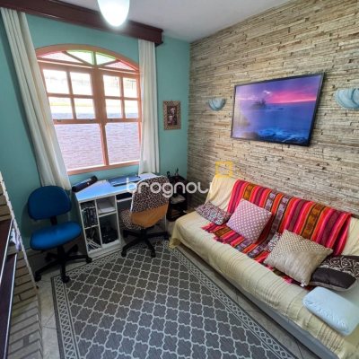 Casa com 235m², 3 quartos (sendo 1 suíte), 2 garagens, no bairro Rio Tavares em Florianópolis