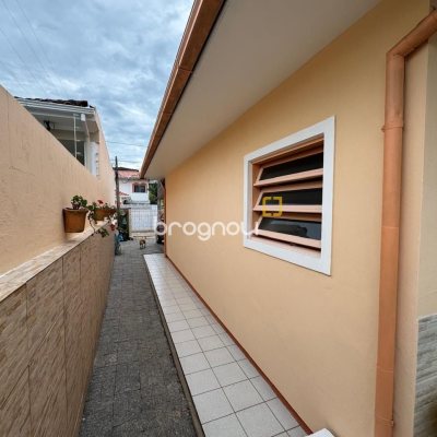 Casa com 235m², 3 quartos (sendo 1 suíte), 2 garagens, no bairro Rio Tavares em Florianópolis