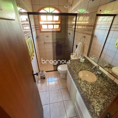 Casa com 235m², 3 quartos (sendo 1 suíte), 2 garagens, no bairro Rio Tavares em Florianópolis