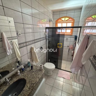 Casa com 235m², 3 quartos (sendo 1 suíte), 2 garagens, no bairro Rio Tavares em Florianópolis