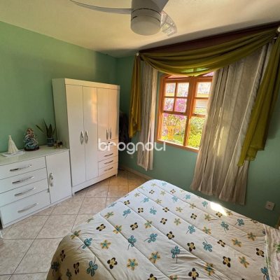 Casa com 235m², 3 quartos (sendo 1 suíte), 2 garagens, no bairro Rio Tavares em Florianópolis