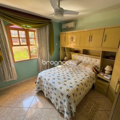 Casa com 235m², 3 quartos (sendo 1 suíte), 2 garagens, no bairro Rio Tavares em Florianópolis