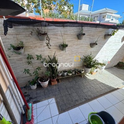 Casa com 235m², 3 quartos (sendo 1 suíte), 2 garagens, no bairro Rio Tavares em Florianópolis