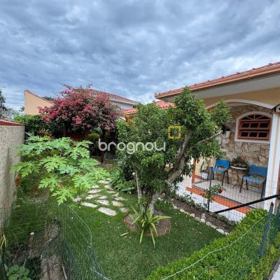 Casa com 235m², 3 quartos (sendo 1 suíte), 2 garagens, no bairro Rio Tavares em Florianópolis