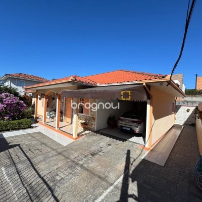 Casa com 235m², 3 quartos (sendo 1 suíte), 2 garagens, no bairro Rio Tavares em Florianópolis