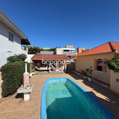 Casa com 235m², 3 quartos (sendo 1 suíte), 2 garagens, no bairro Rio Tavares em Florianópolis