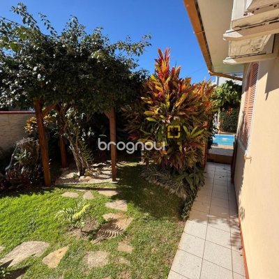 Casa com 235m², 3 quartos (sendo 1 suíte), 2 garagens, no bairro Rio Tavares em Florianópolis