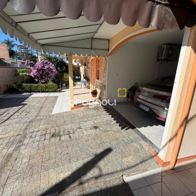 Casa com 235m², 3 quartos (sendo 1 suíte), 2 garagens, no bairro Rio Tavares em Florianópolis