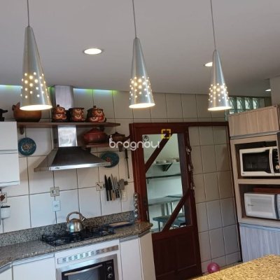 Casa com 218m², 5 quartos (sendo 1 suíte), 2 garagens, no bairro Pântano do Sul em Florianópolis