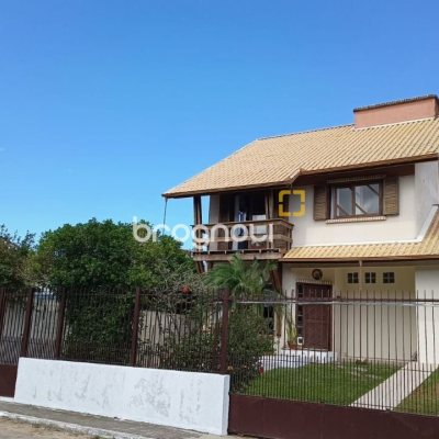 Casa com 218m², 5 quartos (sendo 1 suíte), 2 garagens, no bairro Pântano do Sul em Florianópolis