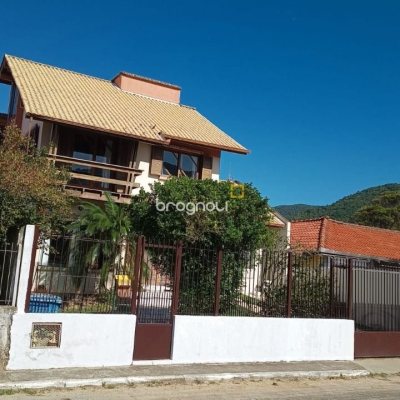 Casa com 218m², 5 quartos (sendo 1 suíte), 2 garagens, no bairro Pântano do Sul em Florianópolis