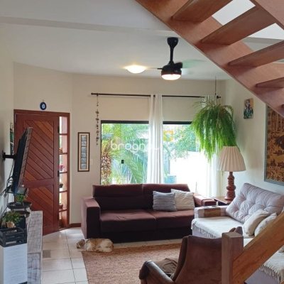 Casa com 218m², 5 quartos (sendo 1 suíte), 2 garagens, no bairro Pântano do Sul em Florianópolis