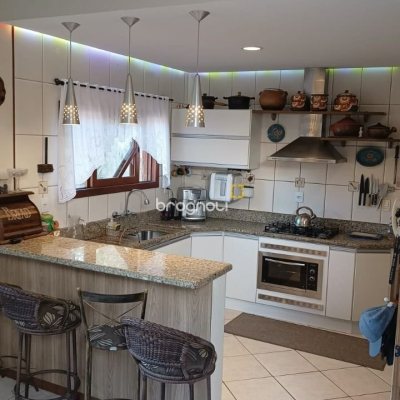 Casa com 218m², 5 quartos (sendo 1 suíte), 2 garagens, no bairro Pântano do Sul em Florianópolis