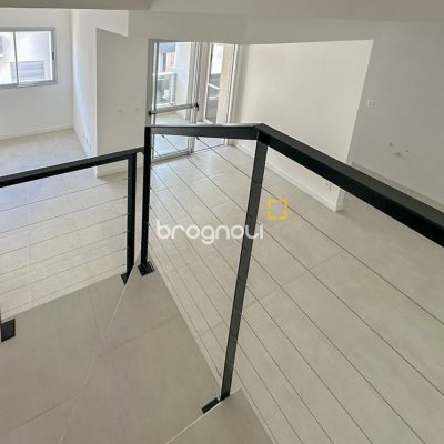 Apartamento com 111m², 2 quartos (sendo 1 suíte), 2 garagens, no bairro Estreito em Florianópolis