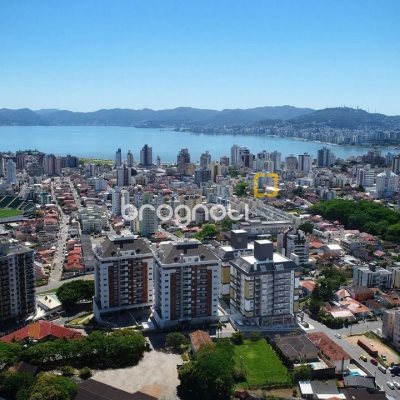 Apartamento com 111m², 2 quartos (sendo 1 suíte), 2 garagens, no bairro Estreito em Florianópolis