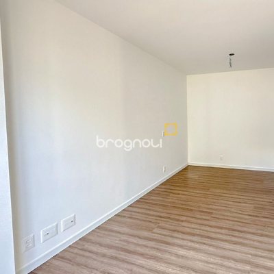Apartamento com 111m², 2 quartos (sendo 1 suíte), 2 garagens, no bairro Estreito em Florianópolis