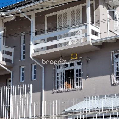 Casa com 288m², 4 quartos (sendo 2 suítes), 4 garagens, no bairro Coloninha em Florianópolis